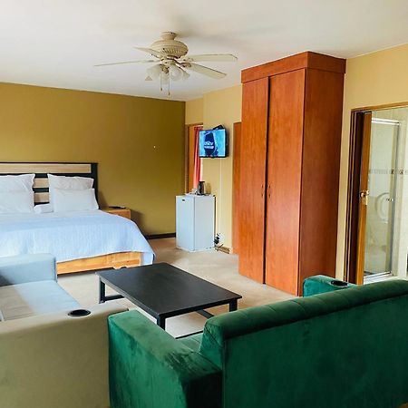 C And C Guest House/ Bed And Breakfast Pretoria-Noord 外观 照片