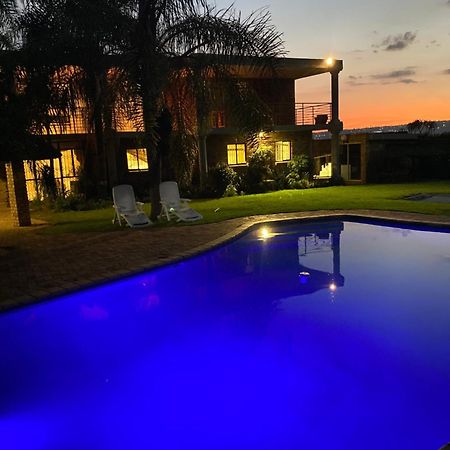 C And C Guest House/ Bed And Breakfast Pretoria-Noord 外观 照片