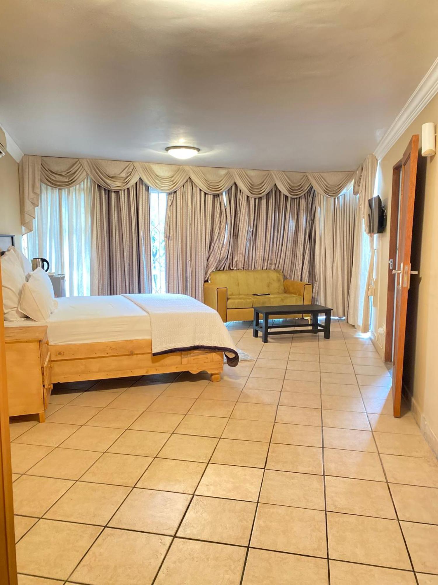 C And C Guest House/ Bed And Breakfast Pretoria-Noord 外观 照片