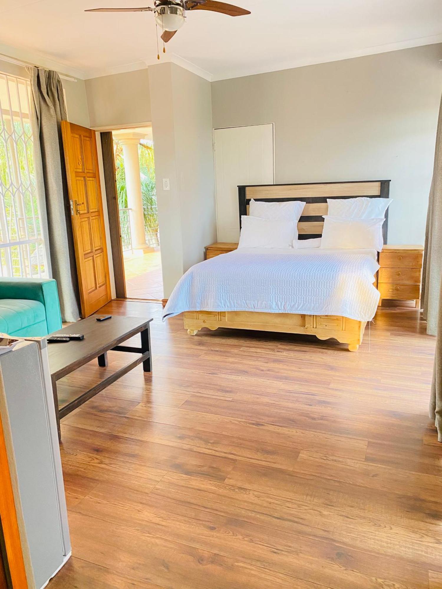 C And C Guest House/ Bed And Breakfast Pretoria-Noord 外观 照片
